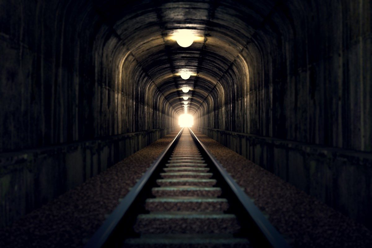 světlo na konci tunelu - tunel - vlak - koleje - tajemství