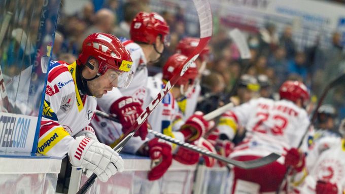 Třinečtí hokejisté v Hradci šokovali soupeře odvoláním brankáře, i když 1:0 vedli.