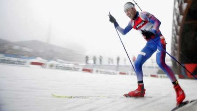 Ruský biatlonista Nikolaj Kruglov na trati vítězného závodu SP v Oberhofu.