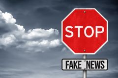 Člověk v tísni učí děti o fake news. Fejkaři zuří, potřebují prodat lži o chemtrails