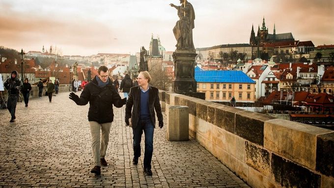Spisovatel Dan Brown na Karlově mostě během jedné ze svých návštěv Prahy.