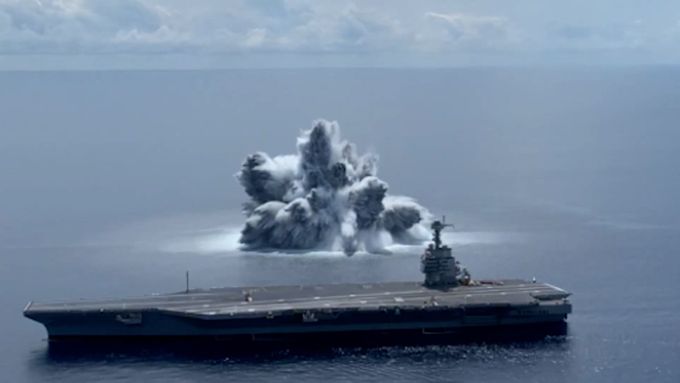Americká armáda zveřejnila video z výjimečného zátěžového testu letadlové lodi.