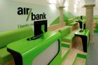 Air Bank rozšíří úrok, zlevní a spustí výběry u Sazky