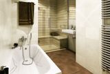 Zatímco YIT ve Finsku vybavuje saunou všechny koupelny v domě, Češi si na tuto vymoženost musí teprve zvyknout. Proto má saunu zhruba čtvrtina bytů.