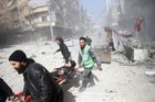 Při náletech syrské armády ve východní Ghútě zemřelo nejméně 71 civilistů, hlásí SOHR