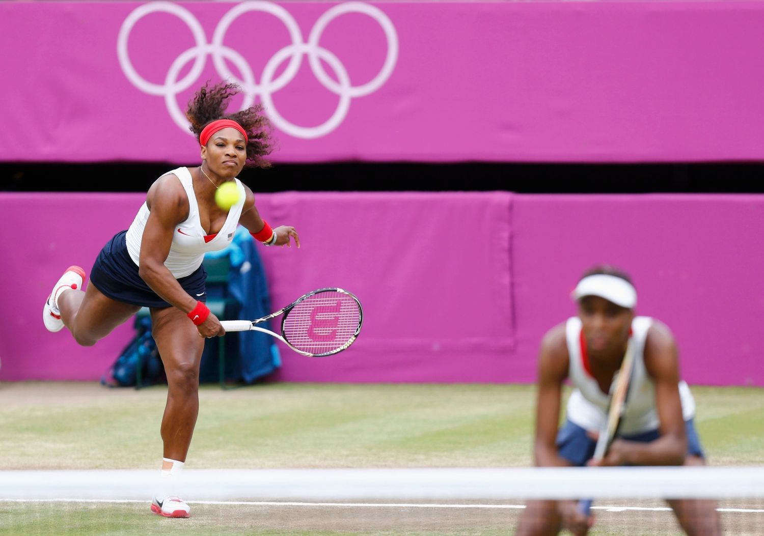 Americké tenistky Serena (vzadu) a Venus Williamsovy v utkání s Češkami Lucií Hradeckou a Andreou Hlaváčkovou ve finále OH 2012 v Londýně.