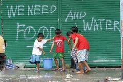 Filipínci bojují o vodu a jídlo, v ulicích řádí gangy
