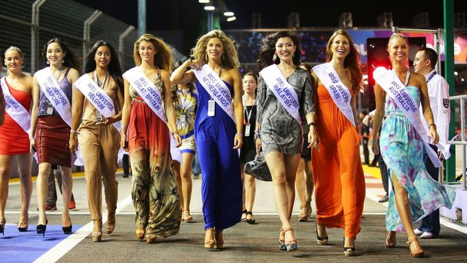V Singapuru se na závodu formule 1 sešlo šest vítězek národních kol Miss Universe z celého světa. Podívejte se, co na okruhu Marina Bay také viděly.