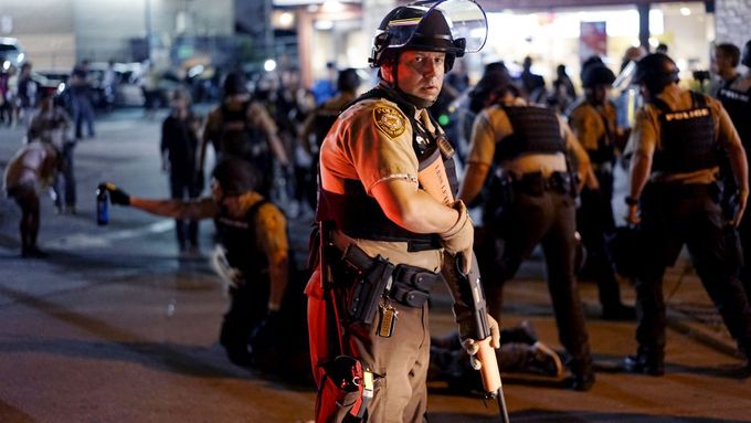 Vášně v ulicích Fergusonu musela už druhým dnem krotit policie.