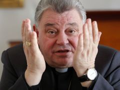Kardinál Dominik Duka odmítá uvalení daně na náhrady církvím za ukradené majetky.