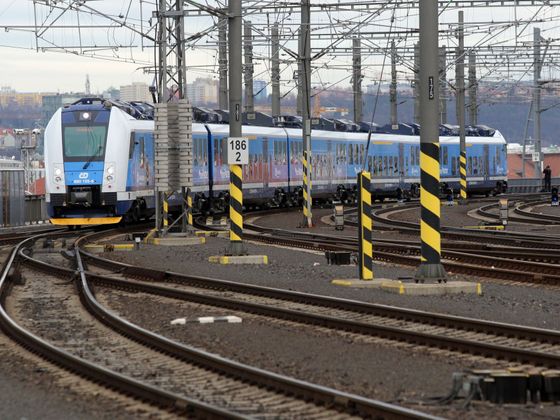 Projetí návěstidel (včetně následné srážky nebo vykolejení) RegioPanter poprvé na lince Praha Brno