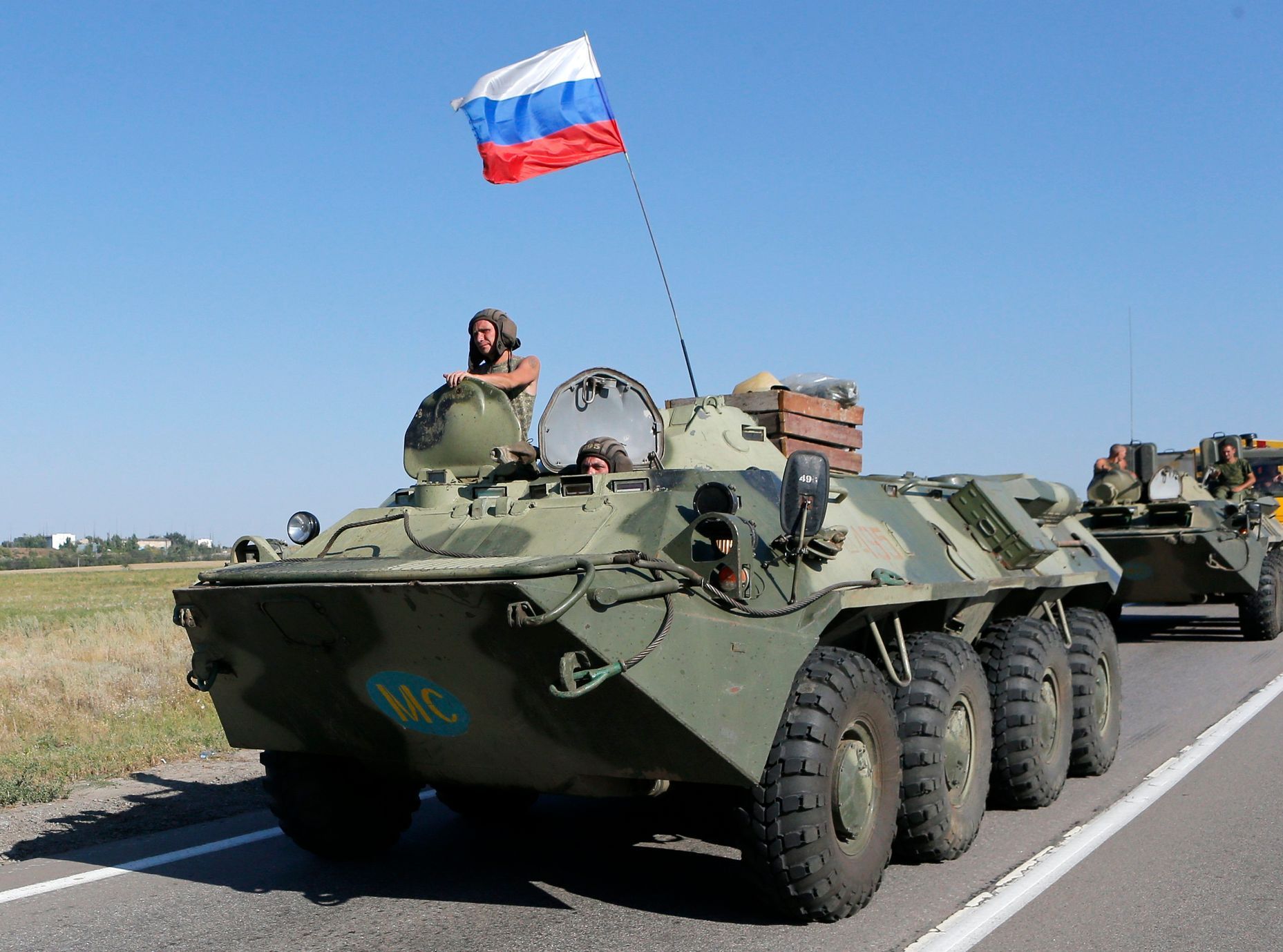 Ruský obrněný transportér u hranic s Ukrajinou.