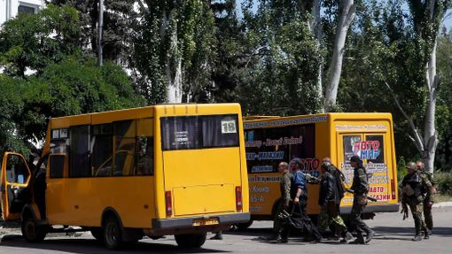 Proruští separatisté opouštějí pozice v Kramatorsku. Autobusy je odváží pryč.