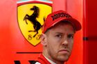 Vettel nohou svou, jež z tlaku ztuhla, marně šlape na pedál, naděje uhla,