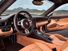 Interiér je sportovně-luxusní