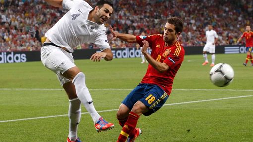 Jordi Alba (vpravo) se snaží bránit Adila Ramiho během čtvrtfinálového utkání Španělska s Francií na Euru 2012.