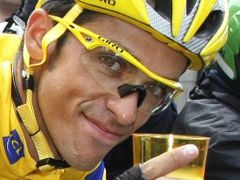 Španělský cyklista Alberto Contador si připíjí šampaňským během poslední etapy Tour de France.