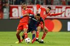 Liga mistrů 2022/23, Bayern - Plzeň: Jhon Mosquera v souboji s hráči Bayernu