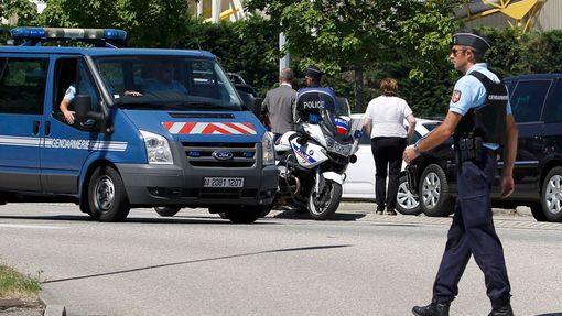 Policisté před průmyslovou zónou v Saint-Quentin-Fallavier.