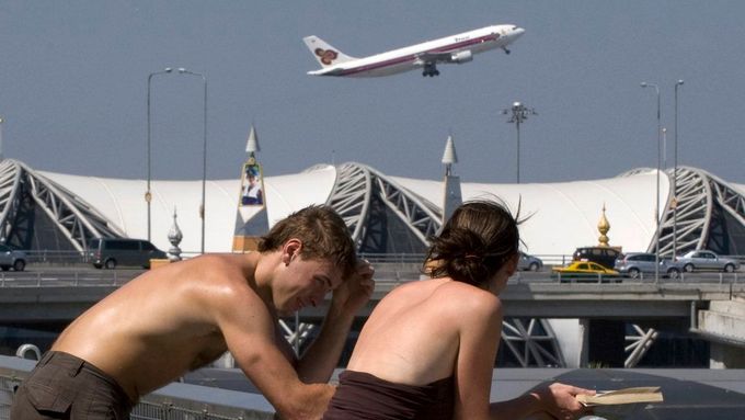 Letiště Suvarnabumi je opět v provozu. Dva britští turisté si před nuceně odloženým návratem domů užívají poslední sluneční paprsky