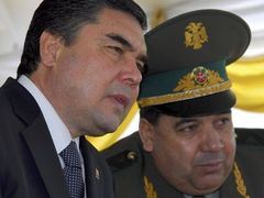 Turkmenský prezident Gurbanguli Berdymuhamedov (vlevo)