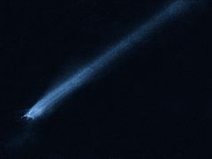 Těleso vypadá jako kometa, ale nemá plynový ohon, jen prachový