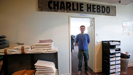 Francouzský kreslíř a šéf redakce Charb v redakci týdeníku Charlie Hebdo.