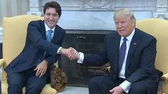 Kanadský premiér Trudeau "přelstil" Trumpa, jako jediný ustál jeho pověstný stisk ruky