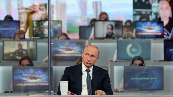 Putin se na besedě s občany znovu opřel do sankcí. Lidé se ho ptali na ceny benzinu i Skripala