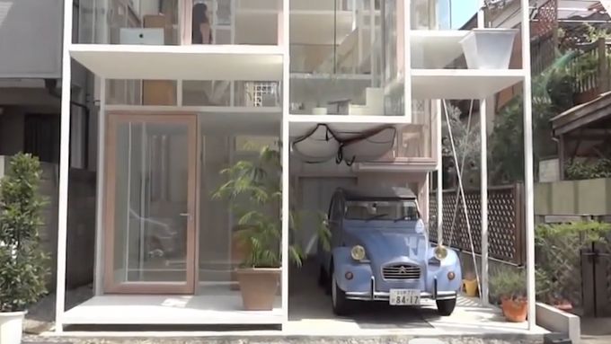Průhledný dům v Tokiu je celý ze skla