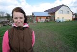 Od tří let žila Klára Kopřivová v dětském domově. Teď je jí devatenáct a zkouší se postavit na vlastní nohy.