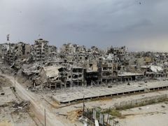 Zničené centrum třetího největšího syrského města Homsu.