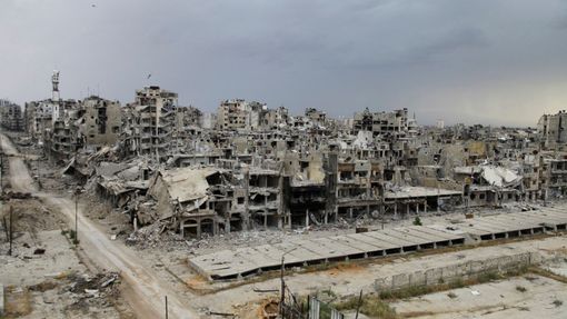 Zničené centrum třetího největšího syrského města Homsu.