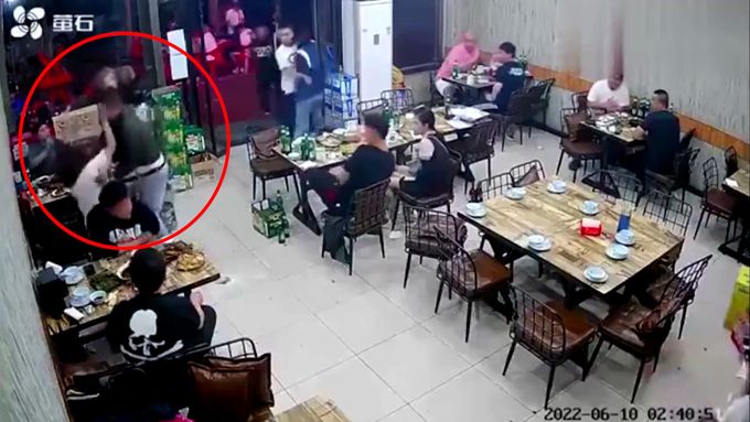 Nejen po čínských sociálních sítích se virálně rozšířilo video, ve kterém skupinka mužů surově napadla několik žen.
