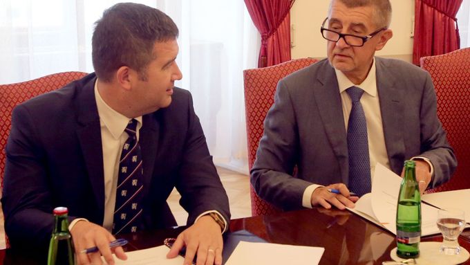 Podpis koaliční smlouvy mezi ČSSD a ANO. Kvůli kauze Čapí hnízdo nyní hrozí, že přijde konec společného vládnutí.