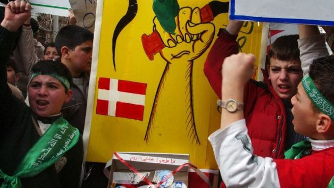 Palestinští školáci drží protidánské transparenty na pondělní demonstraci proti zveřejnění karikatur proroka Mohammeda.