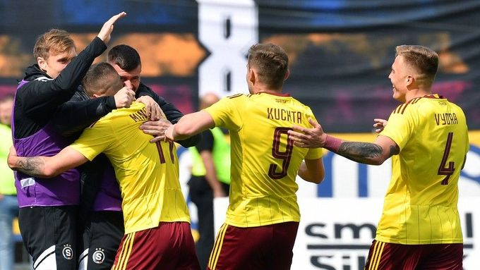 Fotbalisté Sparty slaví gól, díky němuž vyhráli v Olomouci 1:0
