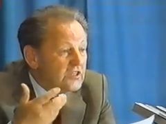 Zeman je jako Miloš Jakeš v roce 1989. Také mu vadily demonstrace.