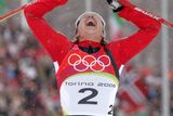 Kateřina Neumannová slaví zlato na olympiádě v Turíně 2006. Závod na 30 kilometrů s hromadným startem konečně přinesl tehdy třiatřicetileté hvězdě nejcennější medaili. "Je to pravda vážení, přátelé, je to pravda," křičel tehdy dojatý komentátor České televize Pavel Čapek.
