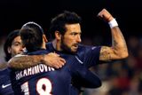 Paris St. Germain udeřil už v desáté minutě z kopačky Ezequiela Lavezzi (vlevo). Vedle něj poprvé vidíte nešťastného hrdinu zápasu Zlatana Ibrahimoviče....