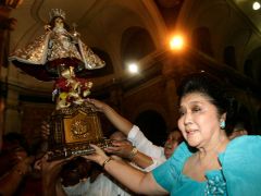 Imelda Marcosová, sama hluboce věřící katolička, se na rodné Filipíny vrátila až v roce 1991