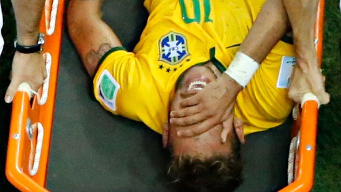 Neymar krátce po svém zranění na MS.
