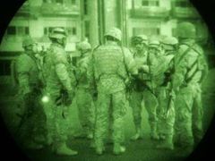 Američtí a iráčtí vojáci se domlouvají na dalším postupu při operaci v Bagdádu. Snímek byl pořízen přes přístroj pro noční vidění.
