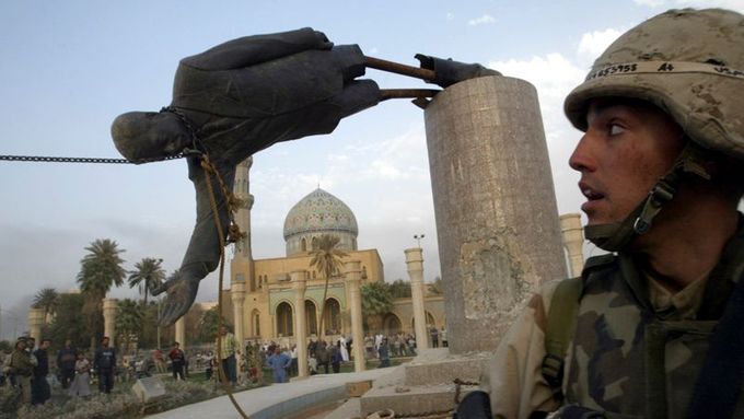 V dubnu 2003 přihlíželi Iráčané s nadšením svržení sochy Saddáma Husajna