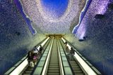 Stanice Toledo v Neapoli je jednou z nejhlubších ve městě. Navrhl ji španělský architekt Oscar Tusquets Blanca, a díky modrému obložení evokuje cestujícím moře.