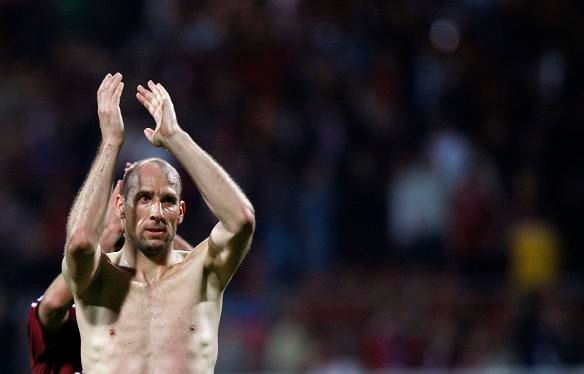 Jan Koller děkuje fanouškům Norimberku za podporu | Foto: Reuters