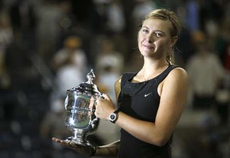 Ruská tenistka Maria Šarapovová s pohárem pro vítězku US Open. | Foto: Reuters