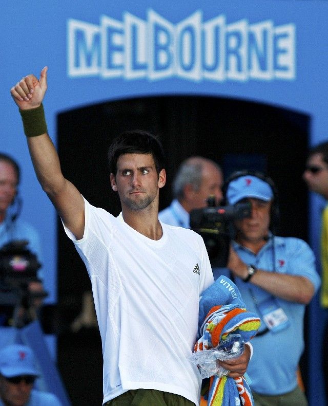 Novak Djokovič děkuje fanouškům. Jakoby říkal: Opravdu to nešlo... | Foto: Reuters