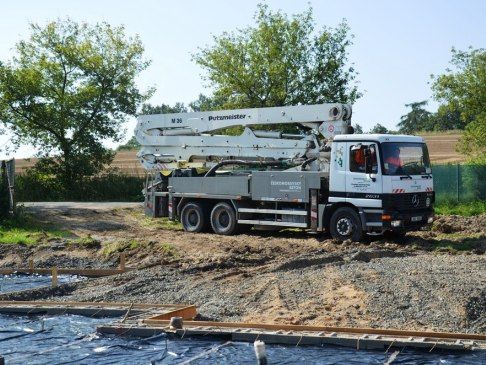 9:30 hod. Přijíždí čerpací technika pro čerpání betonu na stavbu. | Foto: Komerční sdělení