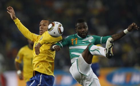 Tento prohřešek předcházel druhé brance. Luis Fabiano se v hlavičkovém souboji prosazuje rukou. | Foto: Reuters